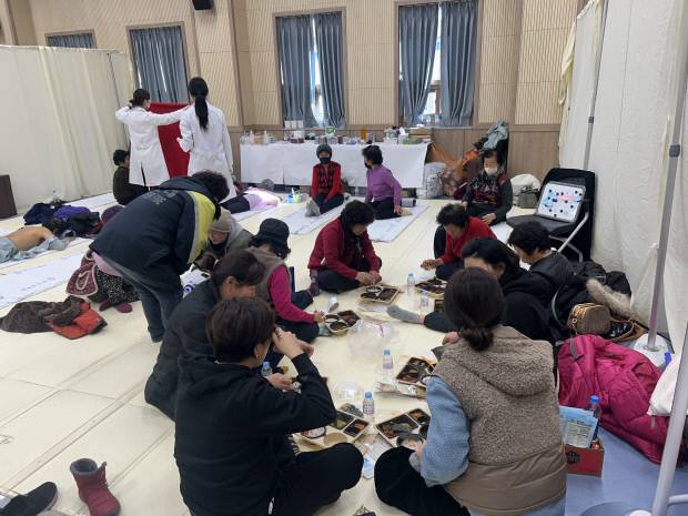 22일 광양시 옥곡면에 마련된 화재 임시 대피소인 옥구슬건강문화센터에서 주민들이 점심으로 배분된 도시락을 먹고 있다.