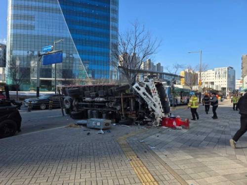 ◇22일 오전 9시53분께 원주시 반곡동 심평원사거리 인근에서 주행 중이던 화물차가 시내버스와 충돌해 전도됐다. 사진=강원특별자치도소방본부 제공