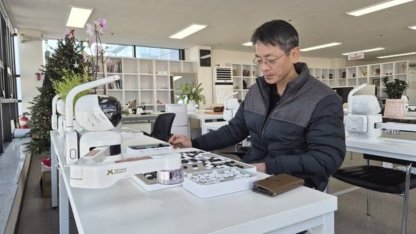 창원 상남동의 AI 로봇 바둑카페에서 한 이용객이 AI 바둑 로봇과 대국을 하고 있다. /이원재 기자