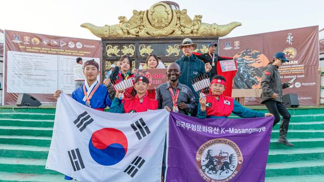 대가야유소년승마단이 지난해 8월 몽골 울란바토르에서 열린 '2025 아시안 기사 챔피언십'에 참가한 기념사진. 승마단은 단체전 종합 3위와 헝가리 티스타일(타워트랙) 종목 3위를 차지했다. 대가야기마문화체험장 제공