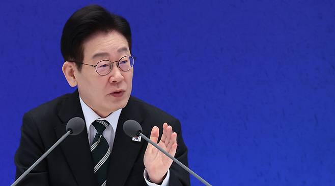 이재명 대통령이 21일 청와대 영빈관에서 열린 신년기자회견에서 취재진 질문에 답하고 있다. 연합뉴스