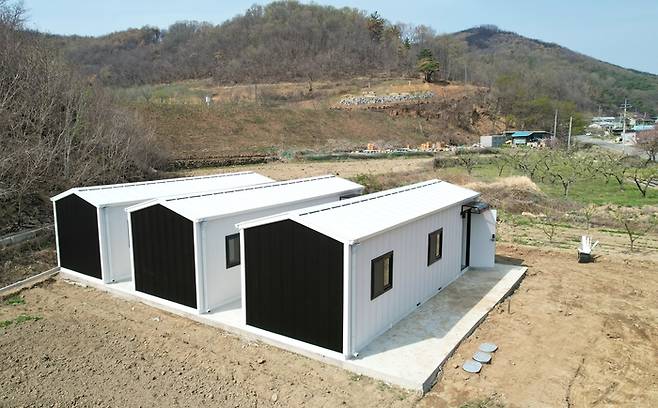 의성군 안평면에 조성된 이재민 임시주택 전경. 의성군은 지난해 봄 발생한 산불로 주택 430동을 비롯해 농·축산시설 462곳이 피해를 입었다.