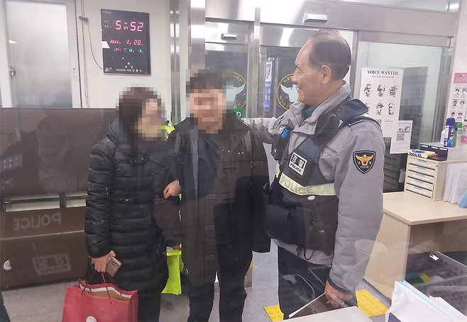 A씨를 구조하는 데 결정적 역할을 한 함병희 연동지구대 순찰팀장(사진 오른쪽)과 A씨, A씨 보호자. 사진=제주경찰청.