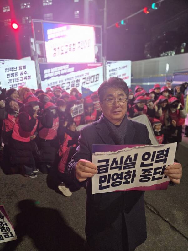 성기선 교수는 항상 교육 현장에 앞장서 왔다고 자부한다(사진=성기선 교수 페이스북)