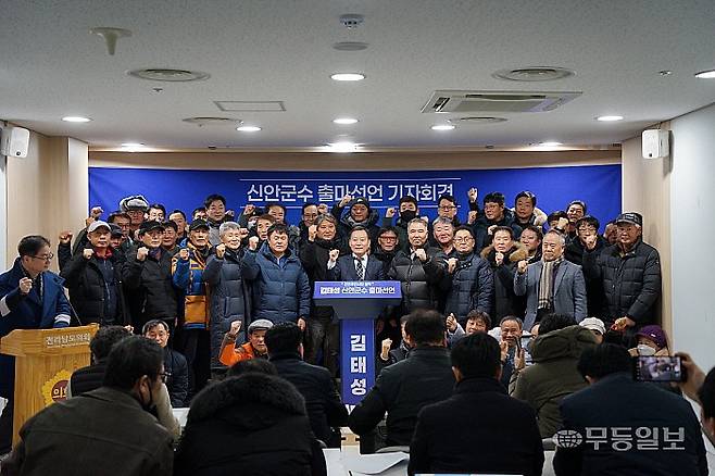 김태성 전 더불어민주당 부대변인이 22일 전남도의회 브리핑룸에서 기자회견을 열고 신안군수 출마를 공식 선언하고 있다.