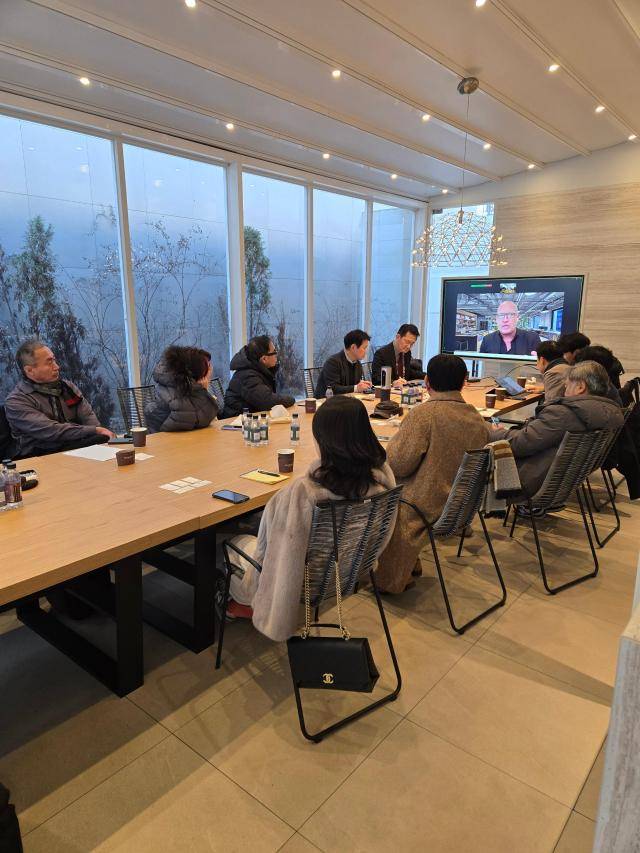 대우건설과 한남2 조합, 저드, 나우동인 관계자들이 20일 서울 강남구 대치동 '써밋 갤러리'에서 회의를 진행하고 있다. [사진=대우건설]