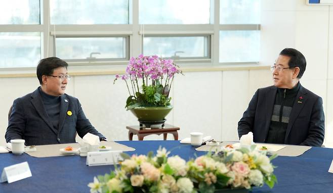 김영록 전라남도지사(우측)가 22일 나주 한국전력공사 본사에서 열린 오찬 간담회에서 김성환 기후에너지환경부 장관에게 전남을 대한민국 에너지 신산업의 거점으로 육성하기 위한 주요 현안을 건의하고 있다. (제공=전남도)