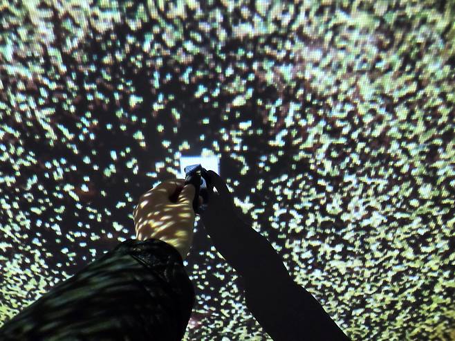 팔찌를 가져다 대면 미디어 아트가 접목된 인터랙티브 전시가 나타난다.(유승호 기자 peter@)