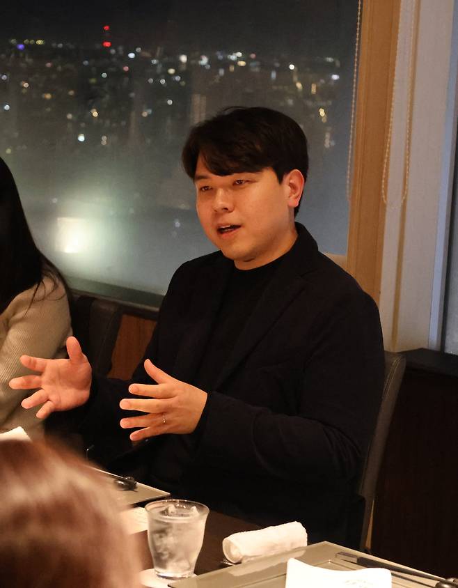 이세영 뤼튼테크놀로지스 대표가 20일 저녁 일본 도쿄에서 기자들과 만나 간담회를 진행하고 있다.(사진제공=뤼튼테크놀로지스)