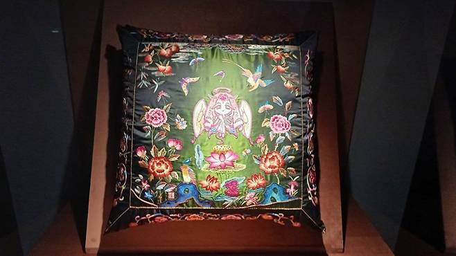최정인(서울시 무형유산 자수장 보유자) 장인의 '행복을 향한 멈춤 나태'는 방석 중앙에 이터널슈가 쿠키와 함께 꽃과 식물, 동물을 배치해 낙원을 표현했다. / 조윤찬 기자