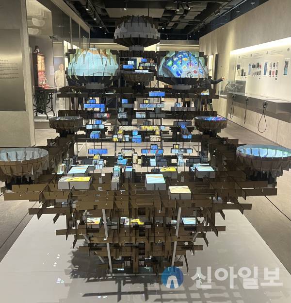 '시간의 회랑' 중 전시된 미디어 아트 '영원한 순간들'.[사진=이명학 기자]