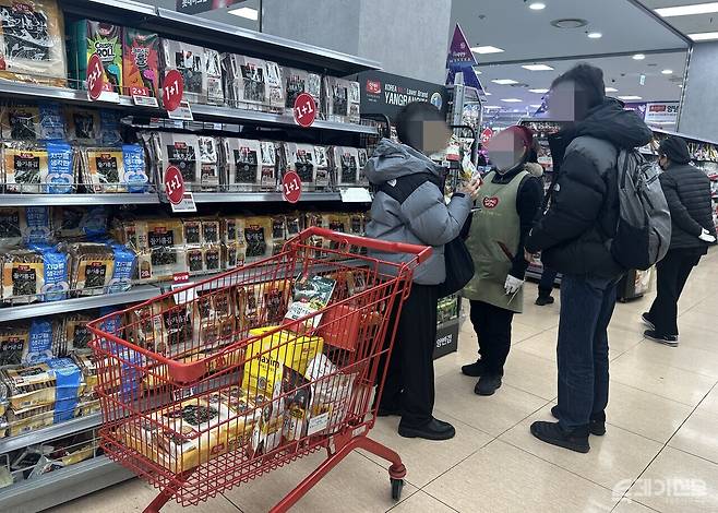 21일 서울 시내 한 대형마트에서 외국인 관광객이 판매직원에게 김 상품 설명을 듣고 있다.&nbsp;ⓒ투데이신문