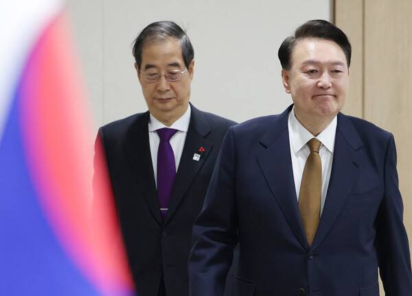 윤석열 대통령과 한덕수 국무총리가 9일 서울 용산 대통령실 청사에서 열린 국무회의에 입장하고 있다. 2024.1.9 [대통령실통신사진기자단] 연합뉴스