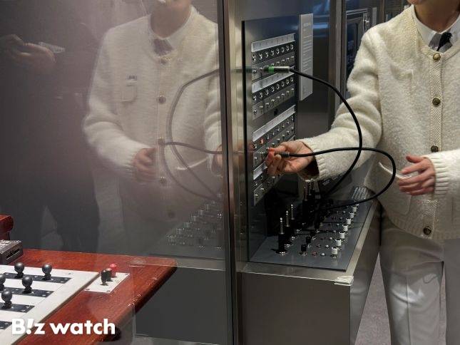 도슨트가 과거 전화 교환원이 수동으로 통화를 연결하는 방식을 재현해 설명하고 있다./사진=비즈워치