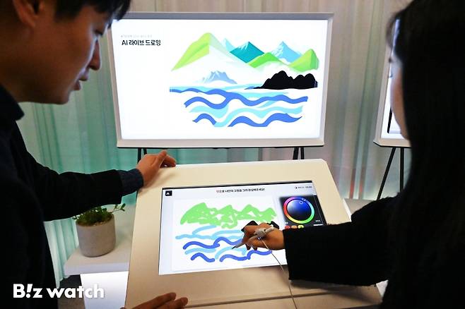 KT가 21일 광화문 본사 사옥에 브랜드와 통신 기술의 역사를 체험형으로 풀어낸 상설 전시 공간 'KT 온마루'의 문을 열고 프레스 투어를 진행하고 있다./사진=이명근 기자 qwe123@