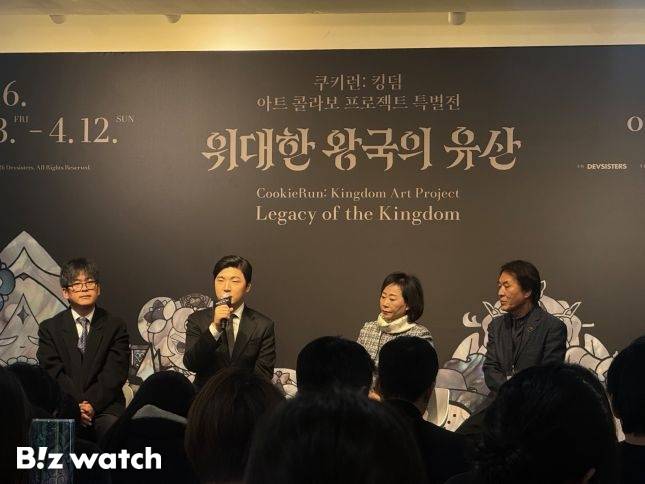 22일 서울 종로구 인사동 아라아트센터에서 진행된 '쿠키런: 킹덤 아트 콜라보 프로젝트 특별전 -위대한 유산' 사전 언론 공개회에&nbsp;(왼쪽부터)&nbsp;정기완 데브시스터즈 마케팅전략사업팀장, 조길현 데브시스터즈 대표, 최정인 자수장 장인, 손대현 나전칠기 장인이 패널 토크를 진행하고 있다./사진=비즈워치