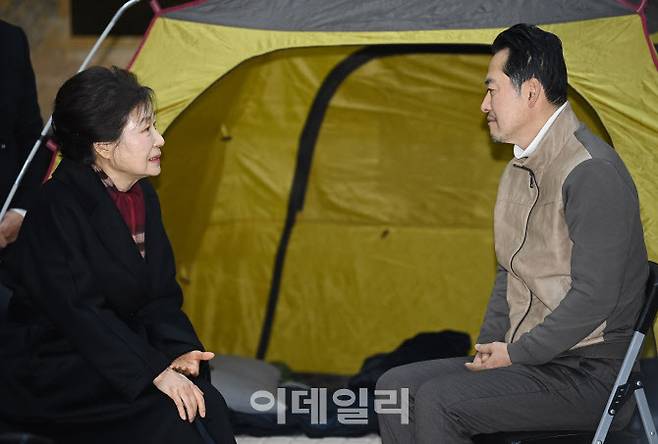 [이데일리 노진환 기자] 박근혜 전 대통령이 22일 서울 여의도 국회 로텐더홀에서 통일교·공천헌금 ‘쌍특검’ 수용을 요구하며 8일째 단식 중인 장동혁 국민의힘 대표를 찾아 대화하고 있다.