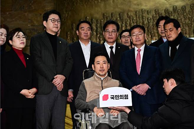 [이데일리 노진환 기자] ‘통일교·공천헌금’ 쌍특검법 수용을 촉구하며 단식을 시작한 장동혁 국민의힘 대표가 22일 서울 여의도 국회에서 단식 8일 만에 단식을 중단하고 발언을 하고 있다.