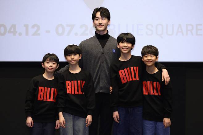 뮤지컬 '빌리 엘리어트'의 성인 빌리 역을 맡은 유니버설발레단 수석무용수 임선우(가운데)와 소년 빌리 역의 조윤우(왼쪽부터), 김우진, 김승주, 박지후가 21일 서울 중구 충무아트센터에서 열린 기자간담회에서 포즈를 취하고 있다. (사진=연합뉴스)