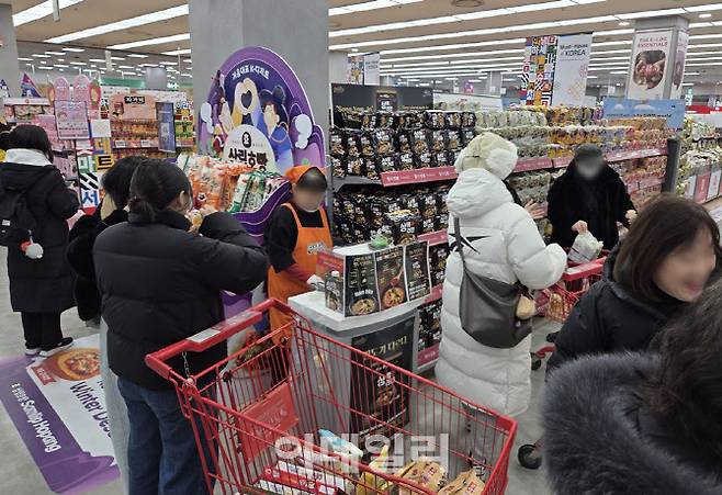 시식 부스에 외국인 고객들이 모여 제품을 고르고 있다. (사진=한전진 기자)