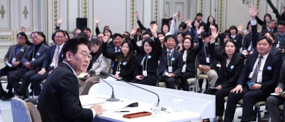 이재명 대통령이 21일 청와대 영빈관에서 열린 신년기자회견에서 취재진의 질문을 받고 있다.(사진=연합뉴스)