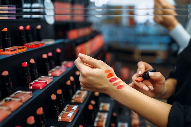 립스틱, 틴트, 아이섀도, 마스카라처럼 점막과 가까운 색조 제품은 손등 테스트로 색감과 질감만 확인하는 것이 안전하다. 사진=클립아트코리아
