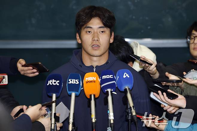 대한민국 야구대표팀 박영현이 사이판 전지훈련을 마치고 21일 오후 인천국제공항을 통해 귀국해 취재진과 인터뷰를 하고 있다. 2026.1.21/뉴스1 ⓒ News1 박정호 기자