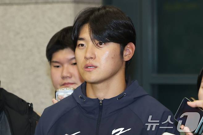 류지현 감독이 이끄는 야구대표팀의 김도영이 사이판 전지훈련을 마치고 20일 오후 인천국제공항을 통해 귀국해 취재진과 인터뷰를 하고 있다. 2026.1.20/뉴스1 ⓒ News1 이광호 기자