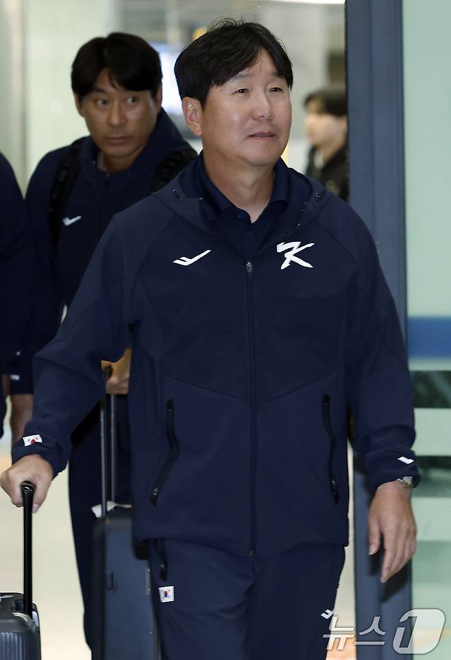 대한민국 야구대표팀 류지현 감독이 사이판 전지훈련을 마치고 21일 오후 인천국제공항을 통해 귀국하고 있다. 2026.1.21/뉴스1 ⓒ News1 박정호 기자