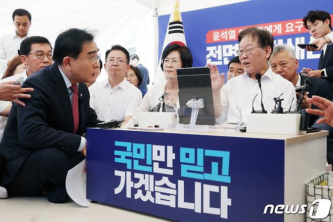 2023년 9월 7일 당시 태영호 국민의힘 의원이서울 여의도 국회 본관 앞에서 8일째 단식 중인 이재명 더불어민주당 대표를 찾아가 지난 6일 대정부질문 당시 태 의원에게 '쓰레기' 발언을 한 박영순 의원에 대한 출당 및 제명 조치를 촉구하고 있다. 2023.8.7/뉴스1 ⓒ News1 민경석 기자