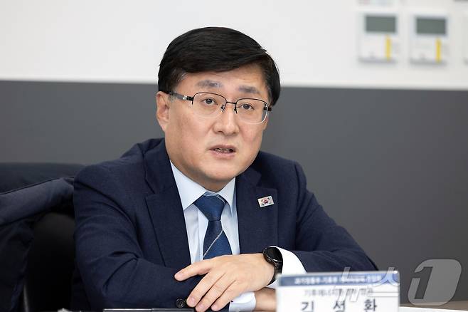 김성환 기후에너지환경부장관이 서울 종로구 정부서울청사에서 열린 기후위기 대응 및 에너지전환 부문 기술개발 협력 강화를 위한 간담회에서 발언하고 있다. (기후에너지환경부 제공. 재판매 및 DB금지) 2026.1.15/뉴스1