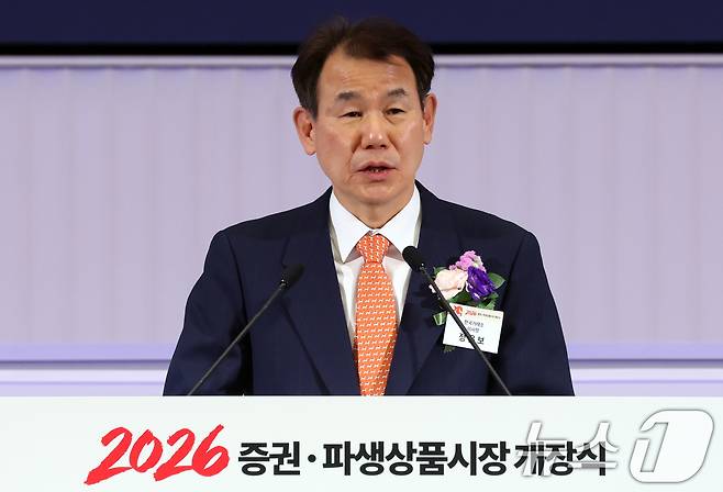 정은보 한국거래소 이사장이 2일 서울 여의도 한국거래소 서울사옥 종합홍보관에서 열린 2026년도 증권·파생상품시장 개장식에서 개장식사를 하고 있다. 2026.1.2/뉴스1 ⓒ News1 김명섭 기자