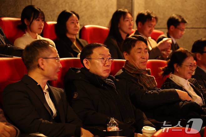 이명구 관세청장(가운데)은 서울세관 수출입 현장 직원들과 함께 희귀질병으로 어려움을 겪는 환우와 가족들의 실화를 담은 영화 '슈가'를 관람했다. (관세청 제공.재판매 및 DB금지)/뉴스1