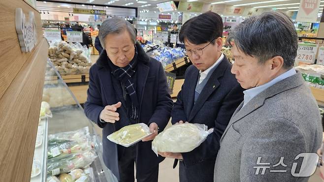 농축산물 식품안전관리 점검.(농협 강원본부 제공. 재판매 및 DB금지)/뉴스1