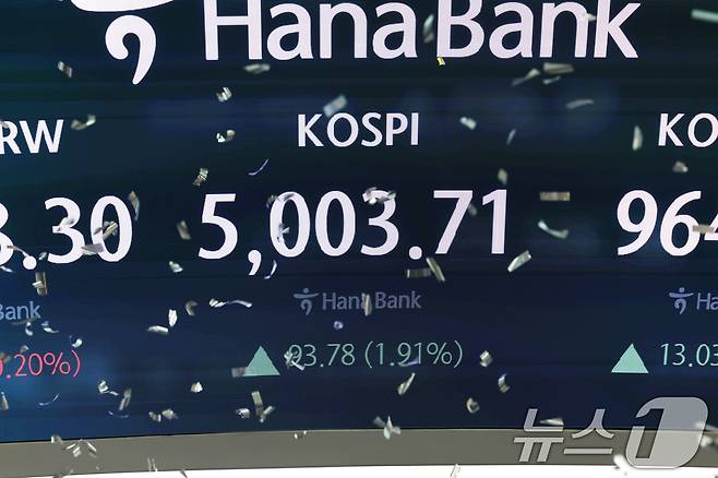 22일 오전 서울 중구 하나은행 본점 딜링룸 현황판에 코스피 지수가 장중 5000p를 넘으며 시작하고 있다. 2026.1.22/뉴스1 ⓒ News1 최지환 기자