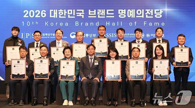 한국서부발전은 22일 서울 서초 엘타워에서 열린 ‘2026 대한민국 브랜드 명예의 전당 시상식’에서 ‘디지털 에이아이(AI) 품질 부문’ 대상을 수상하고 기념촬영을 하고 있다.(서부발전 제공. 재판매 및 DB금지)2026.1.22/뉴스1