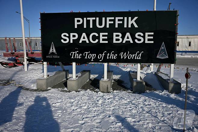 그린란드에 설치된 미국의 피투피크 우주군 기지 표지판이 보이고 있다. 2025.3.28./뉴스1 ⓒ 로이터=뉴스1 ⓒ News1 이창규 기자
