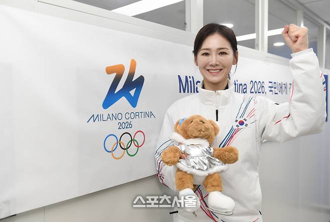 이수경 2026 밀라노·코르티나 동계 올림픽 한국 선수단장이 최근 서울 송파구 올림픽회관에서 스포츠서울과 인터뷰한 뒤 파이팅 포즈하고 있다. 최승섭기자 thunder@sportsseoul.com
