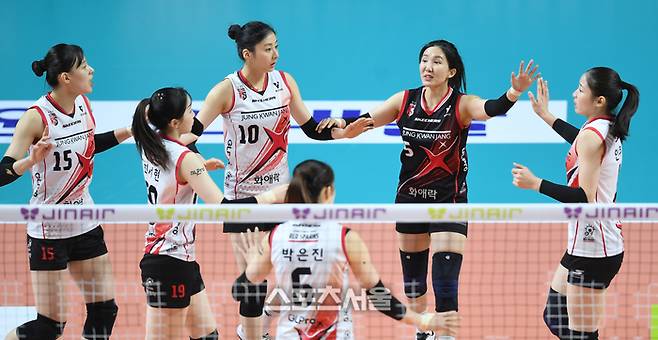 정관장 선수들이 20일 서울 장충체육관에서 열린 2025~2026 V-리그 GS칼텍스와 경기에서 득점 후 환호하고 있다.  2026. 1. 20. 장충 | 최승섭기자 thunder@sportsseoul.com