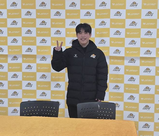 이학진이 OK저축은행전이 끝난 뒤 포즈를 취하고 있다. 사진 | 한국배구연맹