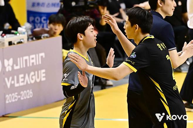 이학진(왼쪽). 사진 | 한국배구연맹