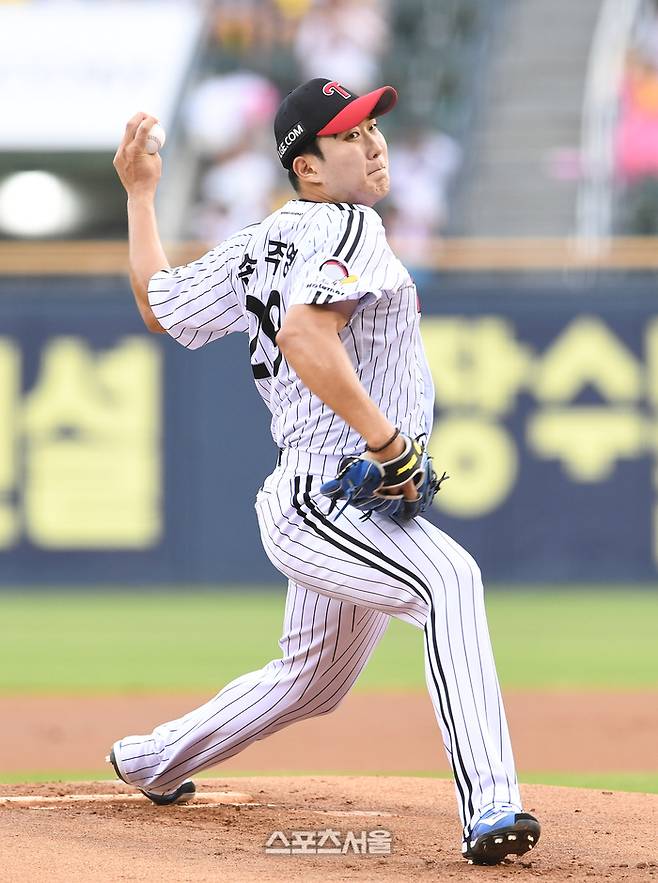 LG 손주영이 5일 잠실구장에서 열린 2025 KBO리그 두산과 경기에 선발 등판해 힘차게 공을 던지고 있다. 잠실 | 박진업 기자 upandup@sportsseoul.com