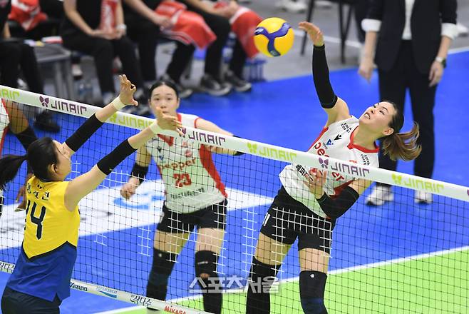 페퍼저축은행 시마무라(오른쪽)가 21일 수원체육관에서 열린 2025-2026 V리그 여자부 현대건설과의 경기에서 스파이크 공격을 하고 있다, 2026. 1. 21.  수원 | 박진업 기자 upandup@sportsseoul.com