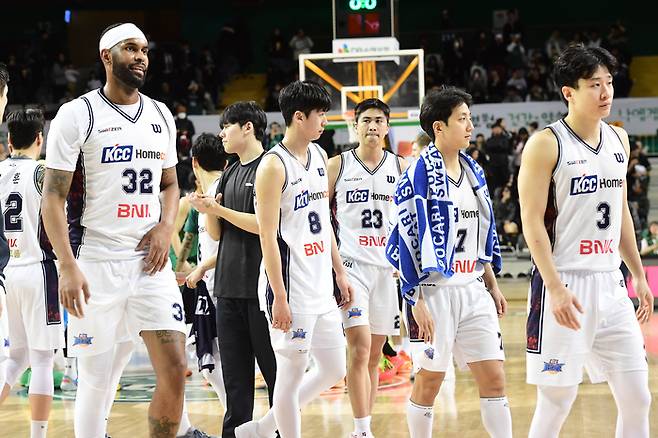 KCC 선수들이 원주DB프로미아레나에서 열린 2025~2026 LG전자 프로농구 DB전 패배 후 코트를 빠져나가고 있다. 사진 | KBL