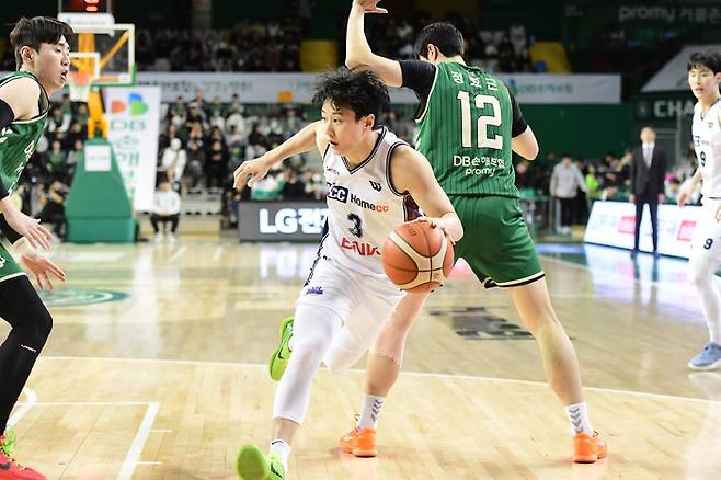KCC 허웅이 원주DB프로미아레나에서 열린 2025~2026 LG전자 프로농구 DB전에서 드리블을 시도하고 있다. 사진 | KBL