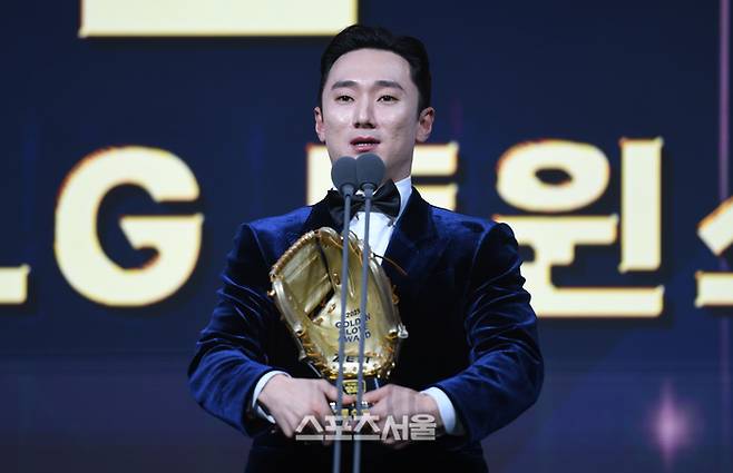 LG 신민재가 9일 서울 송파 롯데호텔 월드에서 열린 2025 KBO 골든글러브 시상식에서 2루수 부문 수상 후 소감을 말하고 있다. 최승섭기자 thunder@sportsseoul.com