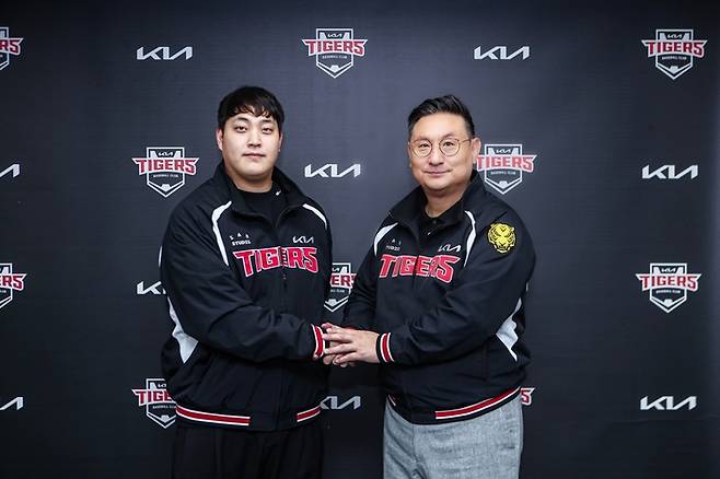 조상우(왼쪽)가 KIA와 2년 총액 15억원 FA 계약을 마친 후 심재학 단장과 손을 맞잡았다. 사진 | KIA 타이거즈
