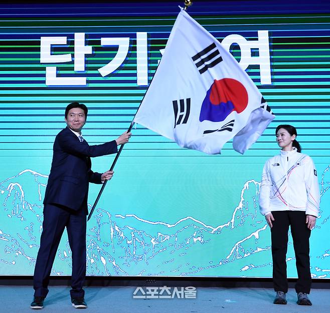 유승민 대한체육회장이 22일 서울 송파구 올림픽파크텔에서 열린 2026 밀라노코르티나 동계올림픽 대한민국 선수단 결단식에서 이수경 단장에 단기를 수여하고 있다. 상암 | 최승섭기자 thunder@sportsseoul.com