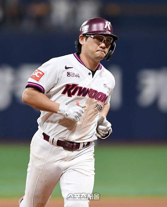 키움 임지열이 9일 서울 고척스카이돔에서 열린 2025 KBO리그 LG와 경기 4회말 1사 1-3루 상황에서 LG 선발 톨허스트를 상대로 3점 홈런을 친 뒤 베이스를 돌고 있다. 고척 | 박진업 기자 upandup@sportsseoul.com