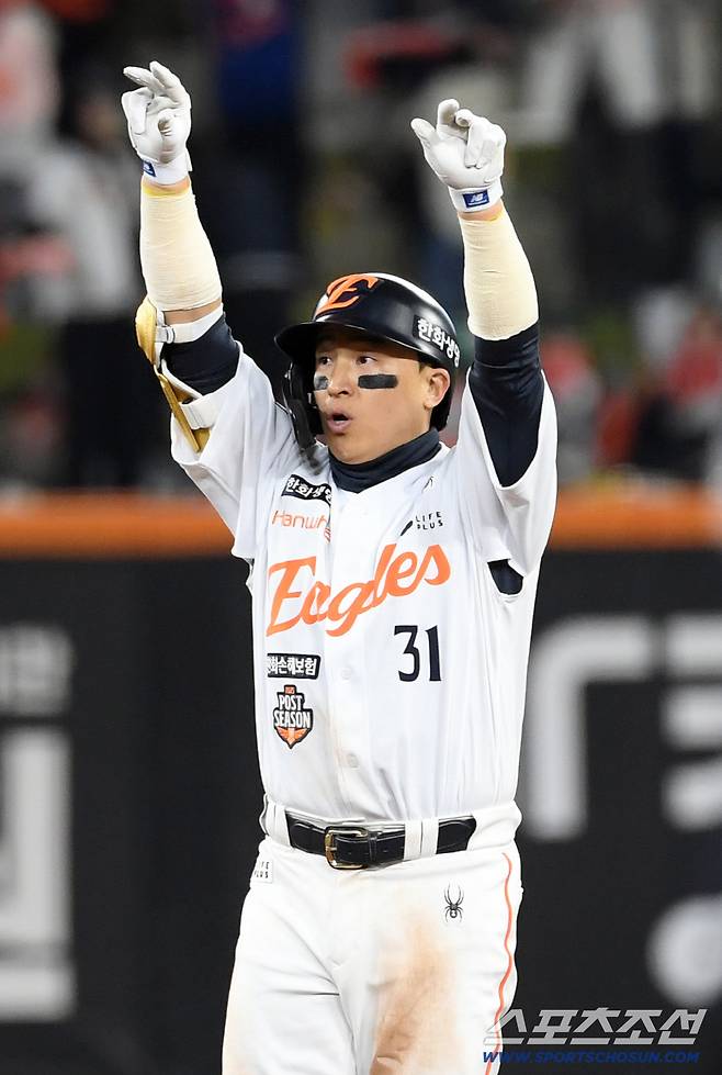 30일 대전 한화생명볼파크에서 열린 한국시리즈 4차전 한화 이글스와 LG 트윈스의 경기. 7회말 1사 1루 한화 손아섭이 내야 땅볼 후 LG 3루수 문보경 송구 실책으로 2루까지 진루하고 있다. 대전=박재만 기자 pjm@sportschosun.com/2025.10.30/